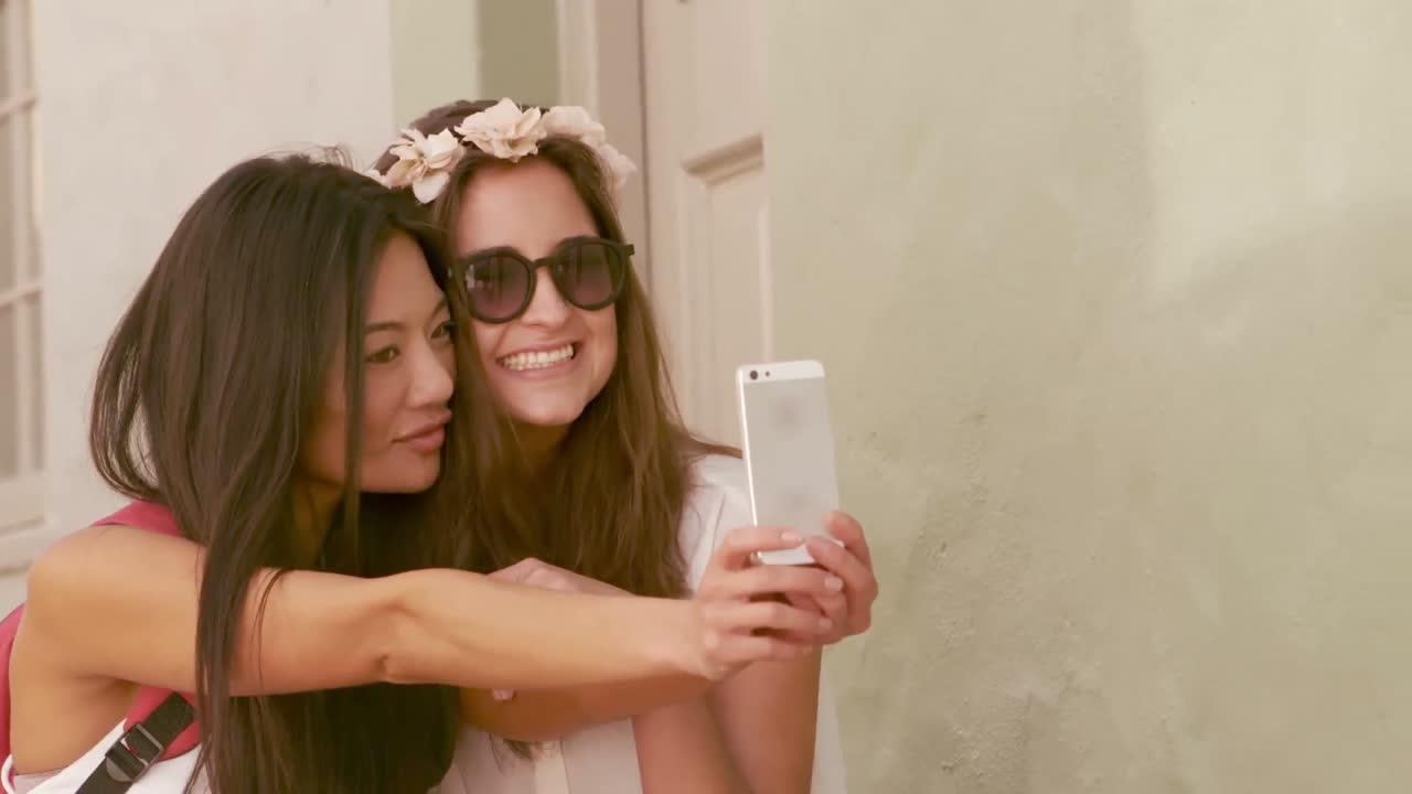 Hymyilevät hipsteriystävät ottavat yhteisselfien.