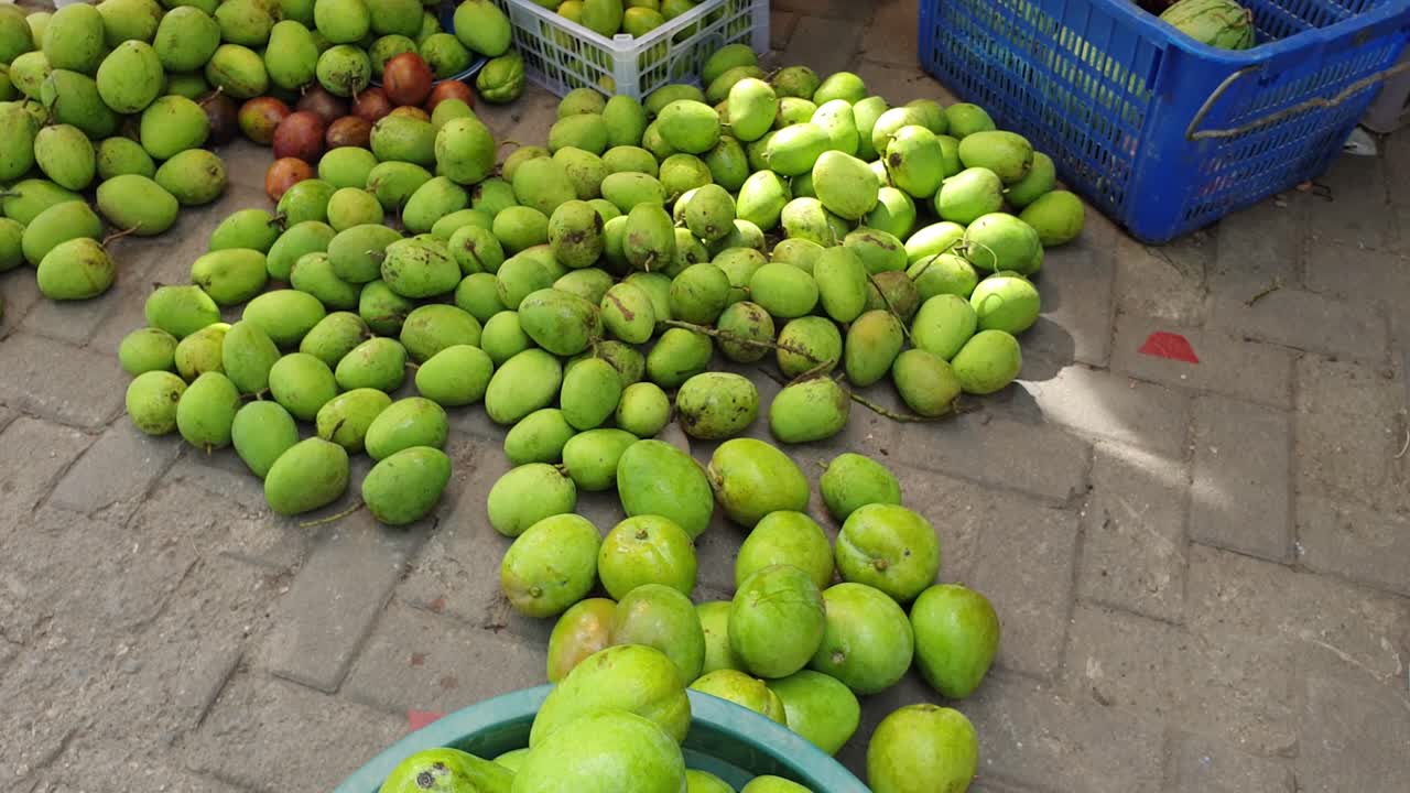 cientos de deliciosos mangos verdes recién recogidos en el mercado local de frutas y verduras en la ciudad capital de dili, timor leste en el sudeste asiático