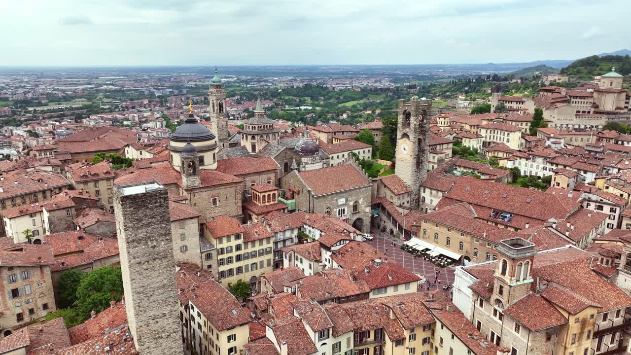 italia, bergamo alta, un viaje aéreo desde la piazza vecchia a todo el antiguo pueblo medieval de bergamo