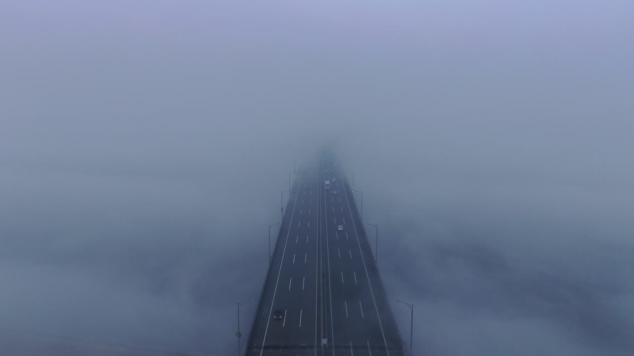 몽환적인 분위기의 구름 위의 고속도로 다리