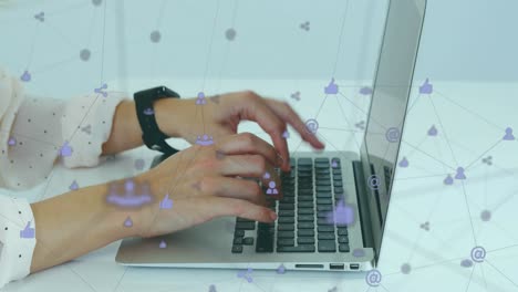 animación de una red de iconos digitales girando sobre la sección media de una mujer que usa una computadora portátil en la oficina