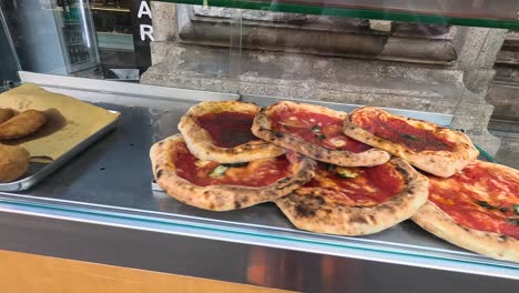 pizzas frescas y bocadillos en exhibición