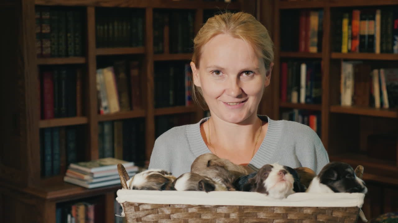 작은 강아지들로 가득 찬 바구니를 가진 여자의 초상화