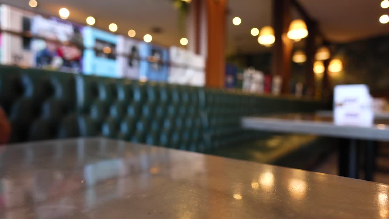 한 손이 오렌지 조각으로 음료를 집어 들고