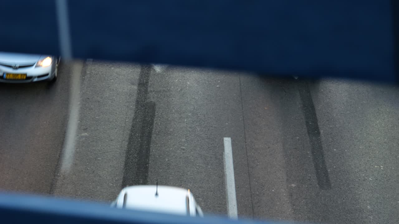 다중 차선 고속도로의 바쁜 자동차 교통, 위에서 아래로 보기를 닫습니다.