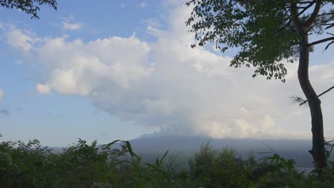 Ein-Filmischer-Zeitraffer-Fängt-Die-Dynamische-Schönheit-Des-Fuji-Berges-Unter-Einer-Massiven,-Unnachgiebigen-Wolke-Ein