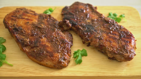 Würzig-Gegrilltes-Jamaikanisches-Jerk-Chicken---Jamaikanische-Küche