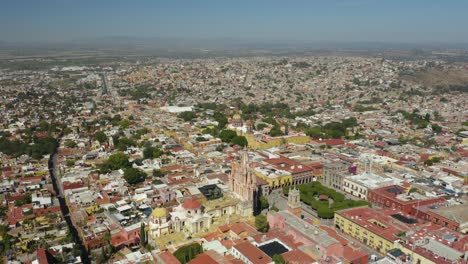 vista aérea de las famosas catedrales de san miguel de allende, méxico