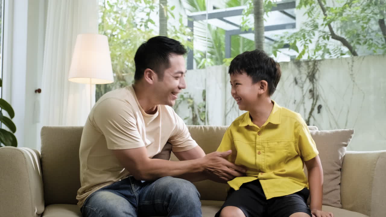 楽しんでいるアジア人男性と少年