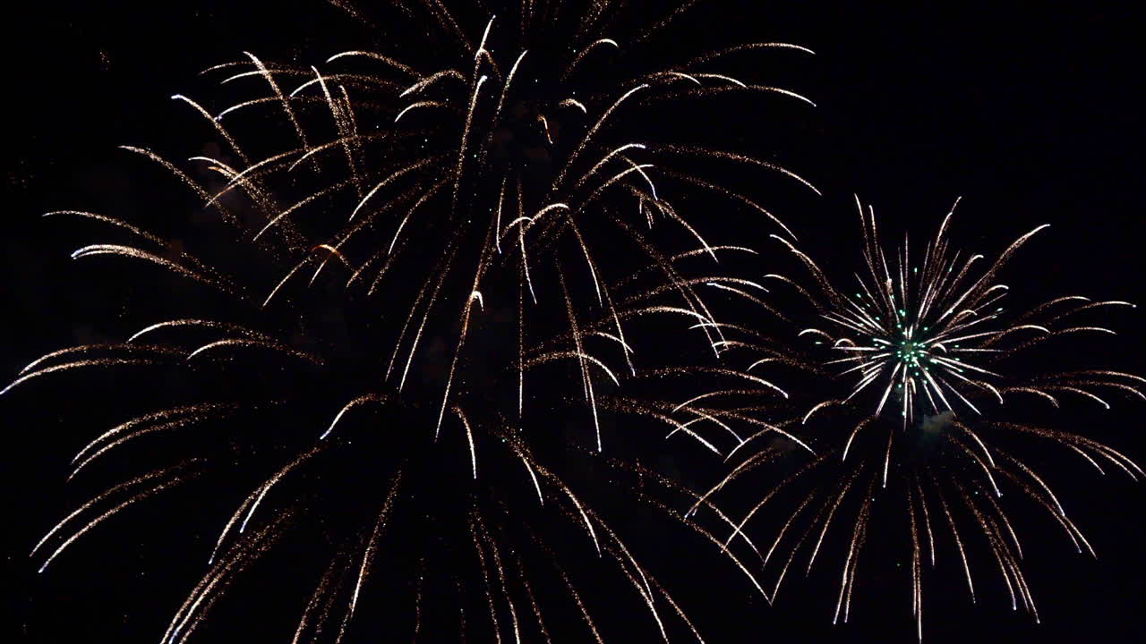 hermosos fuegos artificiales coloridos abstractos explotan en el cielo por la noche un símbolo de celebración en el aniversario de año nuevo para el fondo