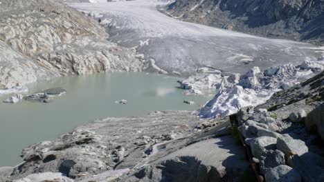 Hielo-Derretido-En-El-Fondo-Del-Glaciar-Del-Ródano-En-Los-Alpes-Suizos,-Vista-Panorámica