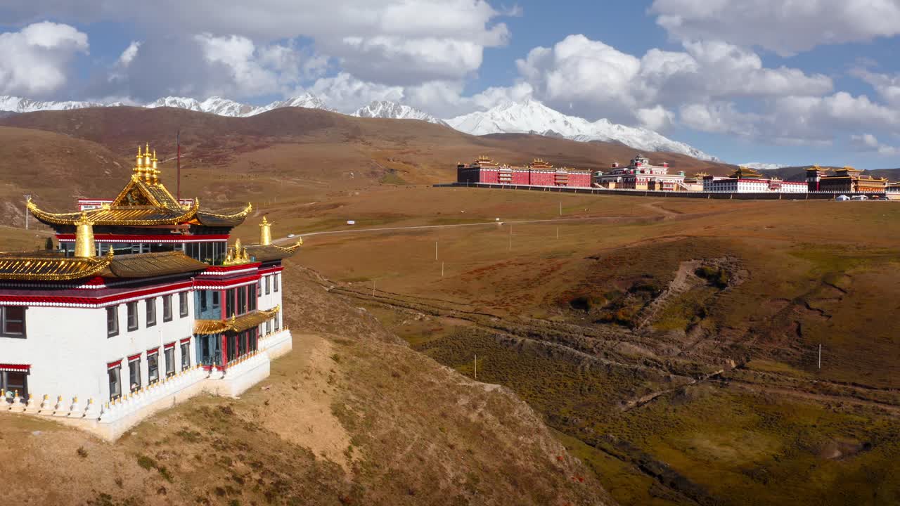 el retroceso aéreo pasa por un templo blanco con adornos de oro rojo con vistas a las praderas de tagong