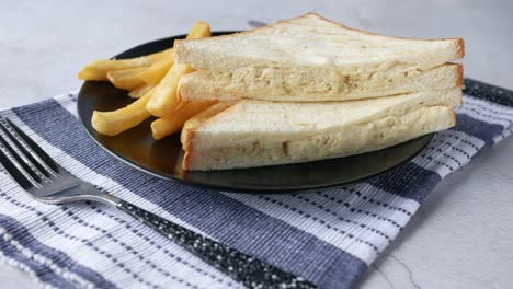 sándwich de ensalada de pollo con patatas fritas