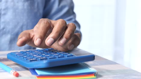 persona que utiliza una calculadora