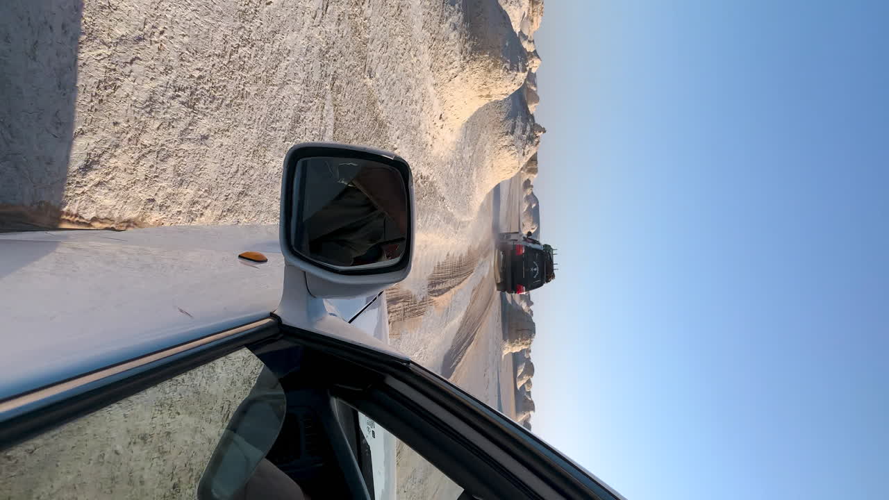 VERTIKAL: Offroad 4x4 Jeep durchquert die Weiße Wüste in Ägypten – Top-Reiseziel für Abenteuerurlaub