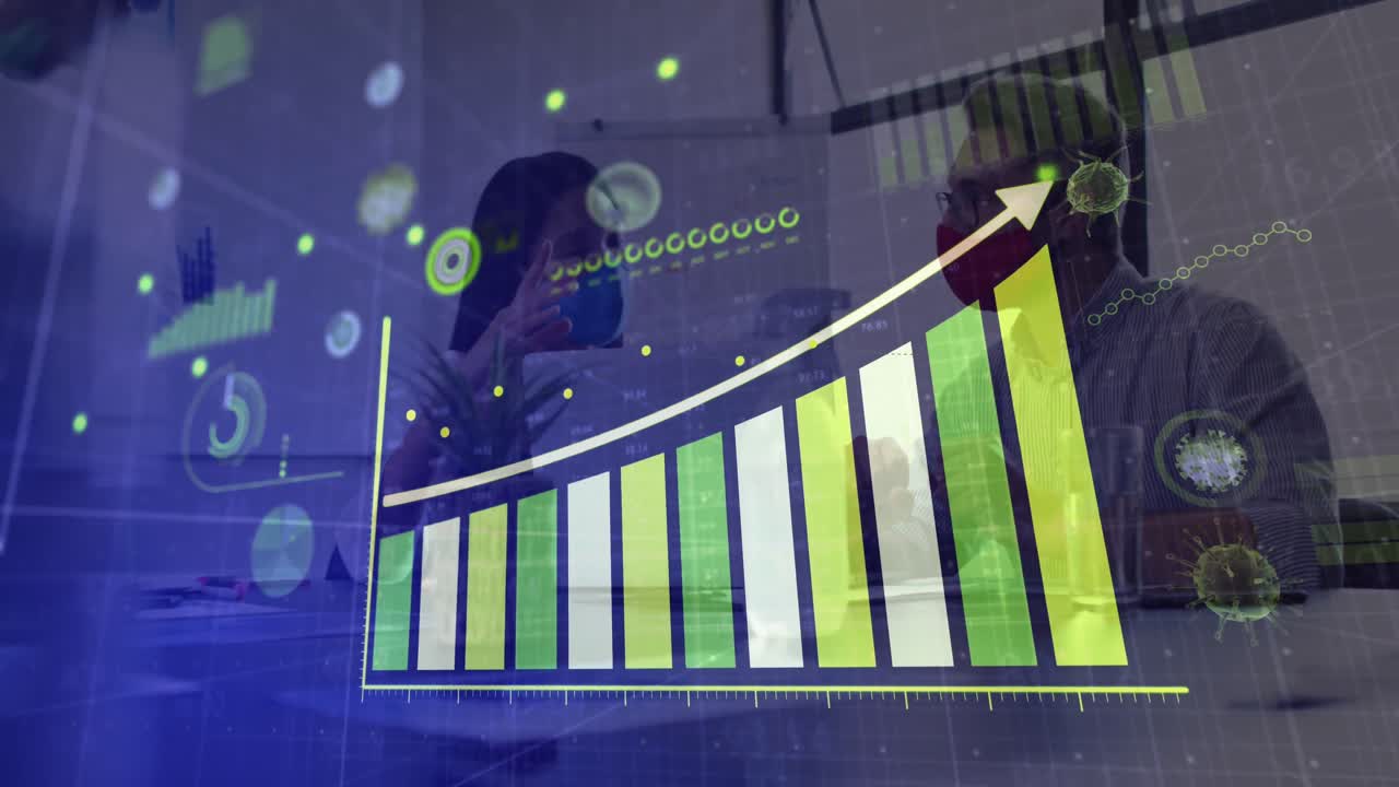 animación del procesamiento de datos financieros sobre personas de negocios con máscaras faciales hablando en la oficina