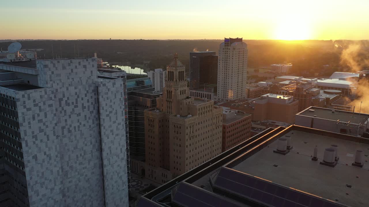 Vista aérea da cidade ao nascer do sol