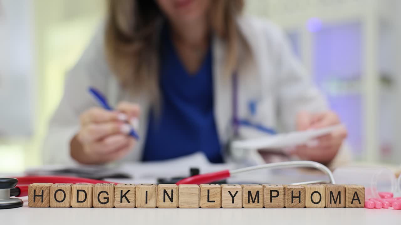 Linfoma di Hodgkin scritto con medico che lavora sullo sfondo