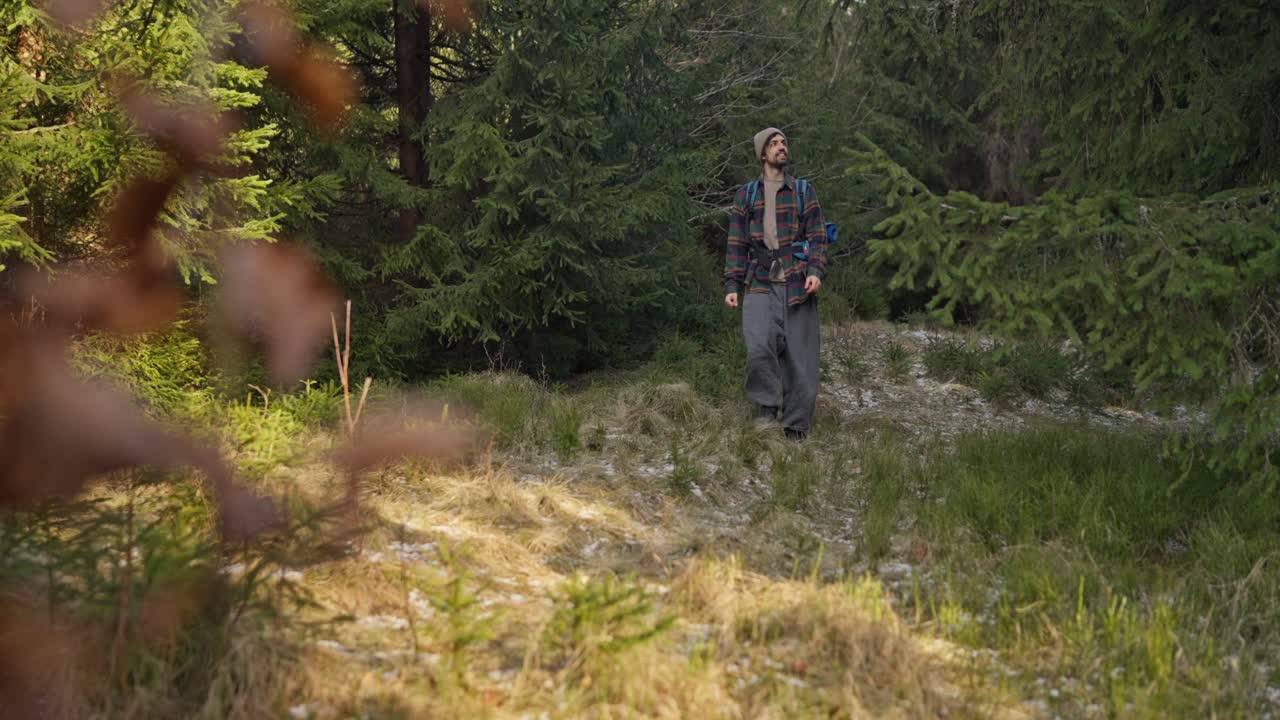 숲에서 하이킹하는 남자