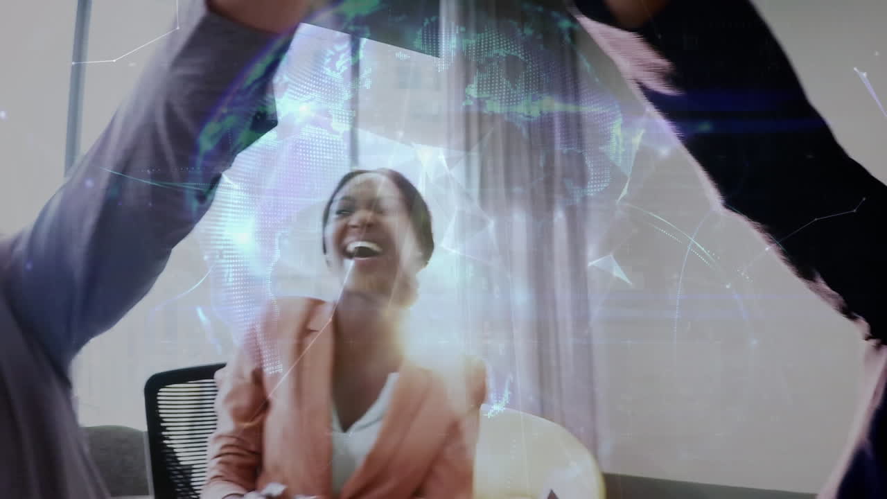 animación del globo sobre diversas personas de negocios en la oficina