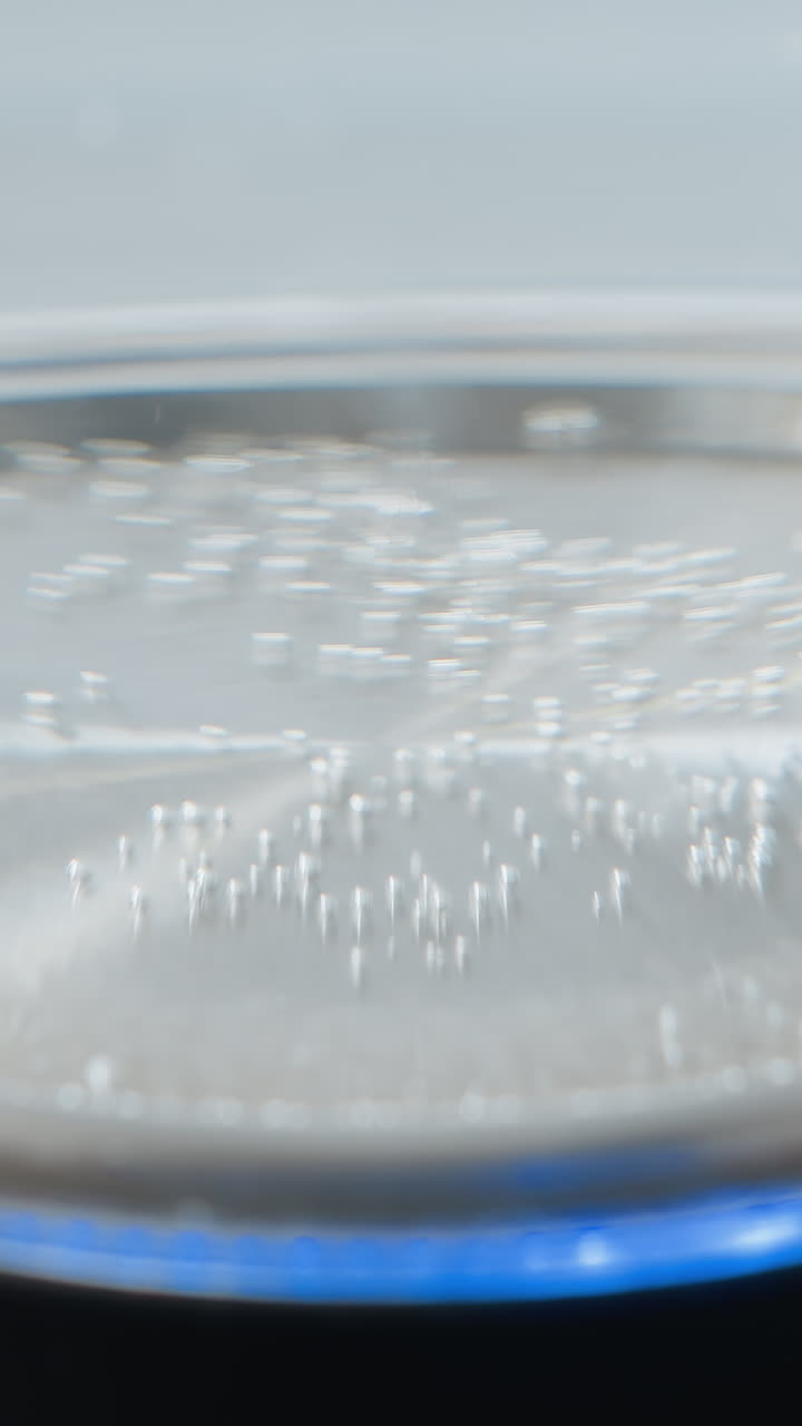 컵 에서 떠오르는 거품과 함께 는 물의 클로즈업, 액체가 가열에 따라 물 보일러에 파란 빛이 박이는 것, 는 과정 동안의 액체 움직임과 온도 변화