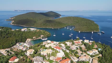 pueblo costero de syvota, barcos e islas en el mar jónico, epirus, grecia continental - circunvalación aérea