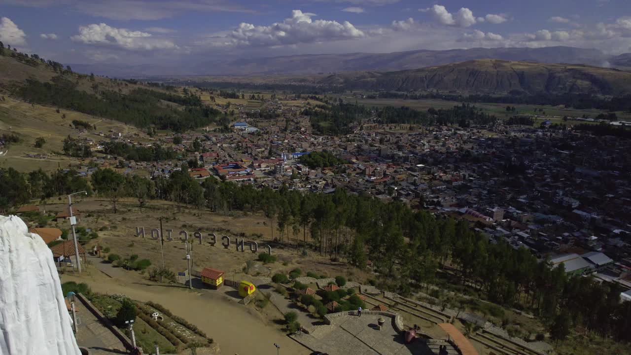 Vista aerea della città di Concepcion e di una statua religiosa in una valle montana