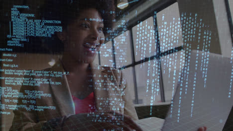 animación de procesamiento de datos sobre una mujer de negocios afroamericana sonriente usando una computadora portátil