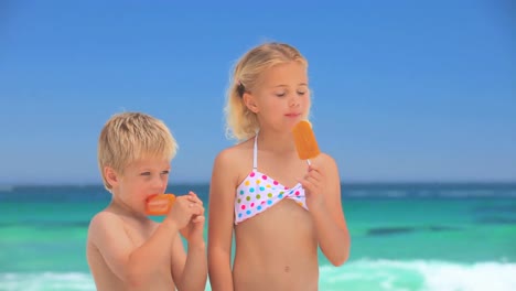 Niños-Comiendo-Helados-De-Agua