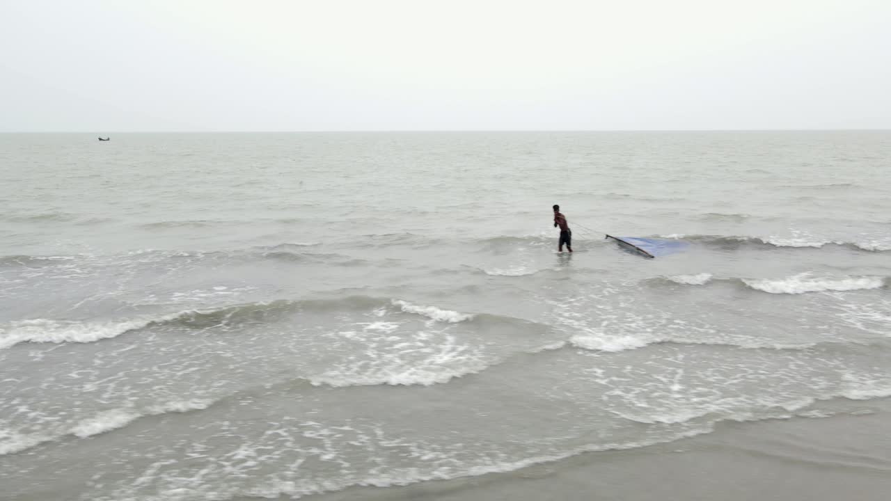 방글라데시 쿠아카타 에서  ⁇ 시망 을 끌고 바다 를  ⁇ 고 있는  ⁇ 시 ⁇