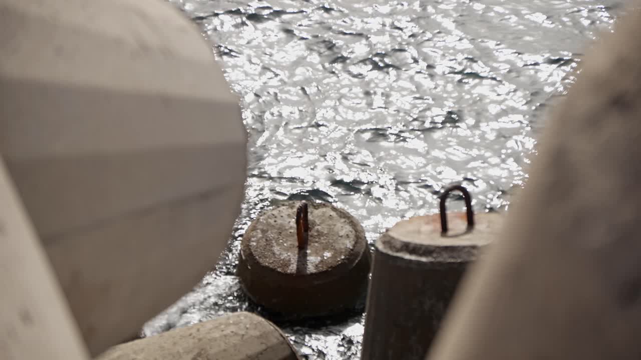 안전을 위해 해안을 따라 방파제로 보호되는 선착장