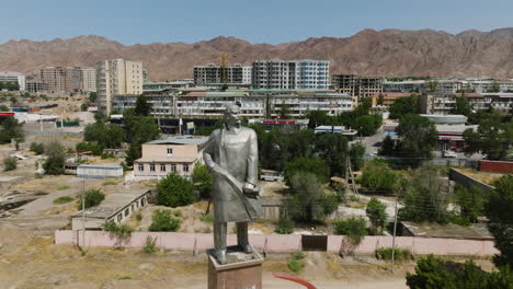 Lenin-Statue-In-The-Park-In-Panjakent,-Tajikistan---aerial-pullback