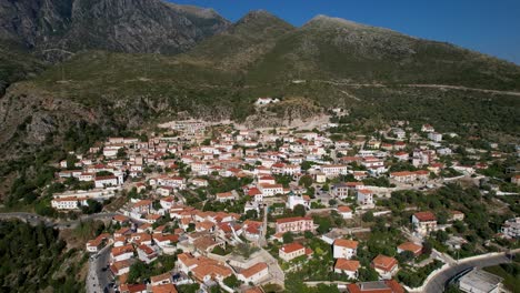 el pueblo mediterráneo de dharmi en albania, casas blancas, techos rojos, callejones de adoquines en la ladera de las montañas con vistas al mar jónico