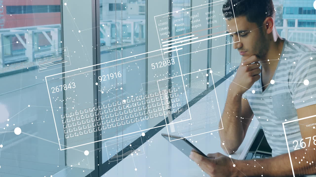 animación del procesamiento de datos sobre empresario biracial que trabaja en la oficina