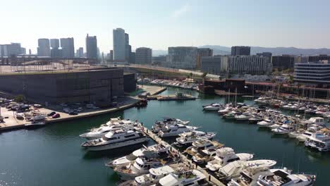 Luftaufnahme-Einer-Drohne-Auf-Die-Forumbrücke-Und-Den-Hafen-In-Barcelona,-Spanien