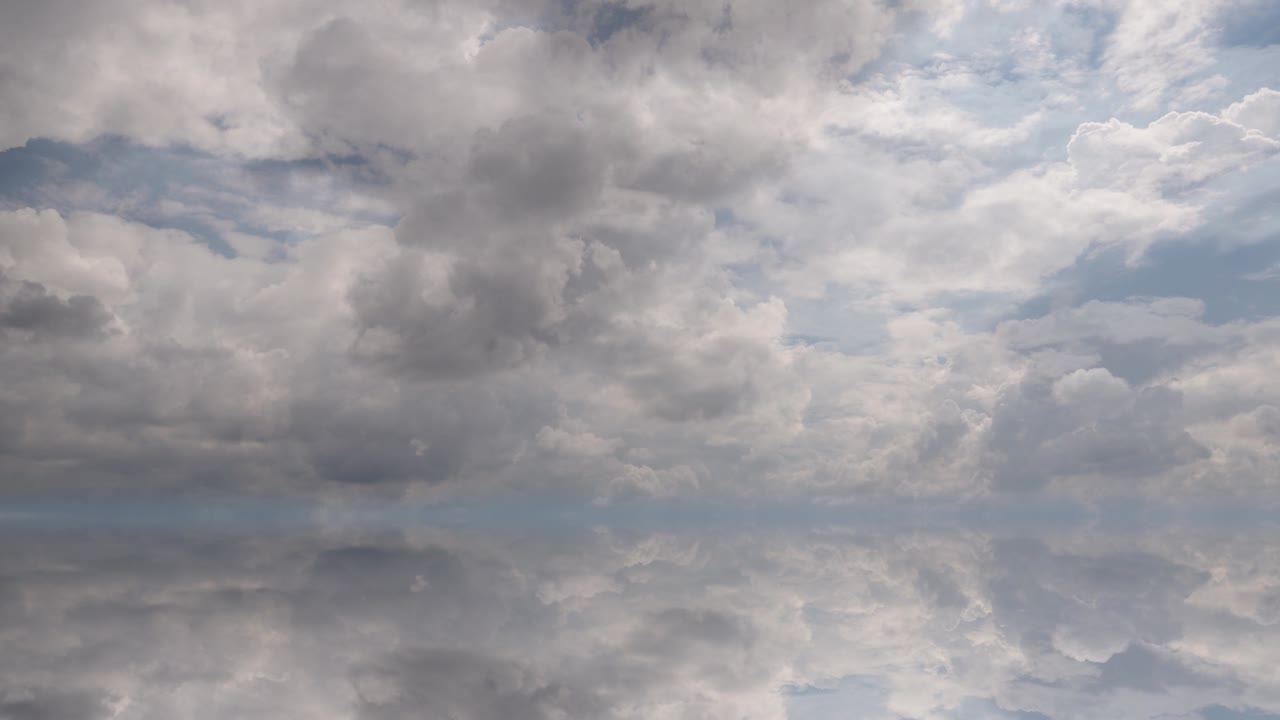 푸른 하늘 위의 색 은 구름과 그 반사, 비디오 루프로 구성된 미래의 배경