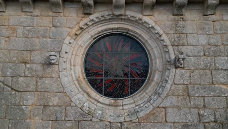 tomada de avión no tripulado de la iglesia con escultura de santo y vidriera redondeada