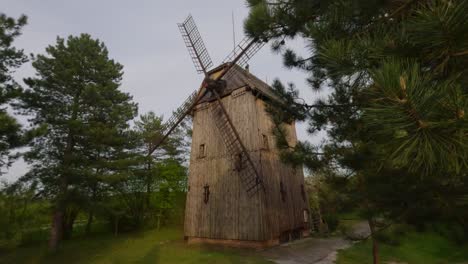 Alte-Windmühle-Aus-Holz-Lagerhaus,-Landschaft-Wald-Bewölkt-Skyline-Kiefern