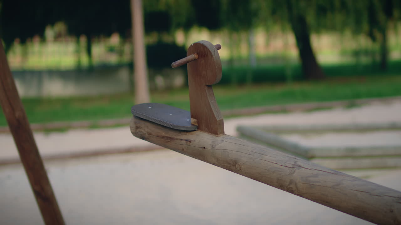 자연 공원 에서 나무 로 만든 흔들림 의자