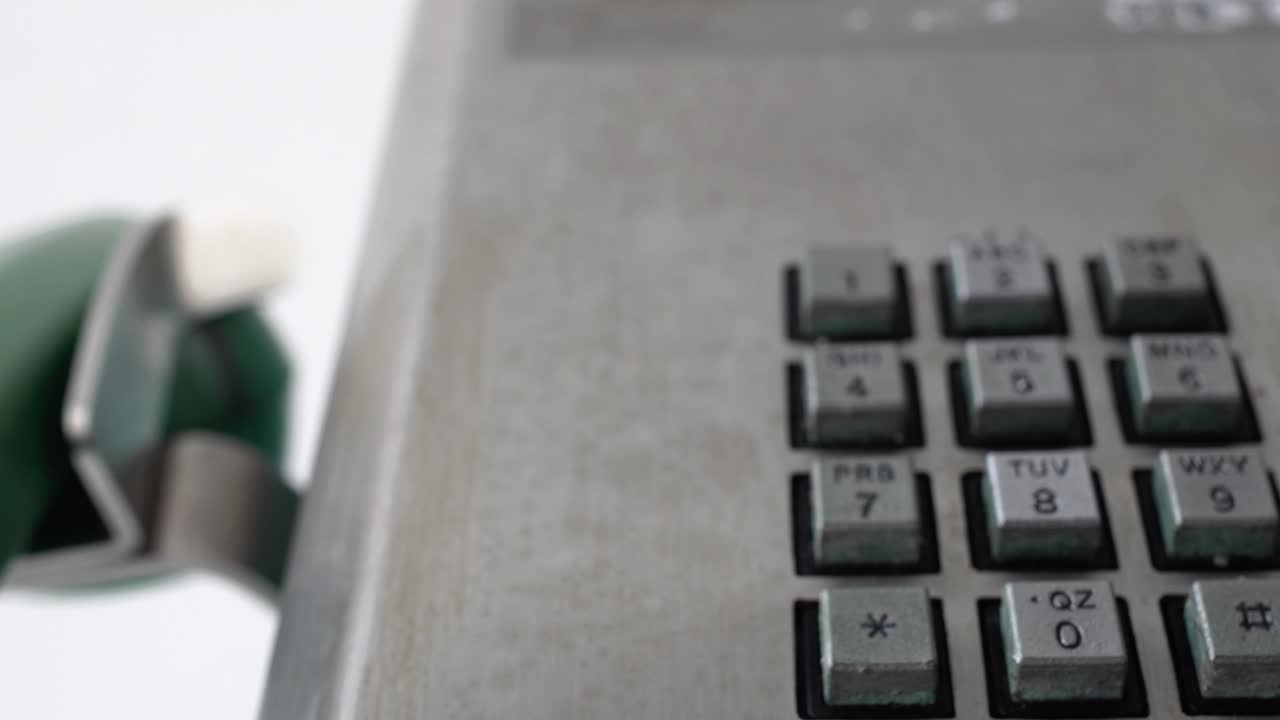 primer plano de los botones de los teléfonos públicos. mira hacia arriba. toca el tiro de izquierda a derecha.