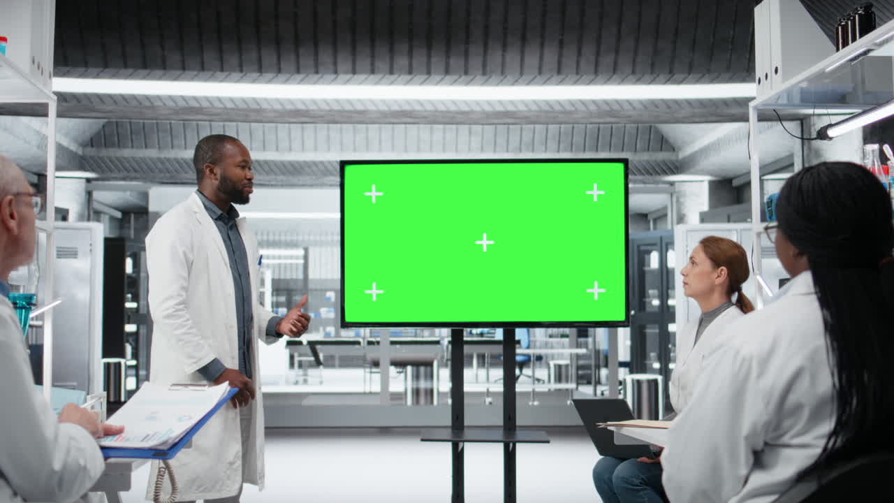 Chroma key skærm brugt af laboratoriespecialist, der præsenterer innovativt projekt
