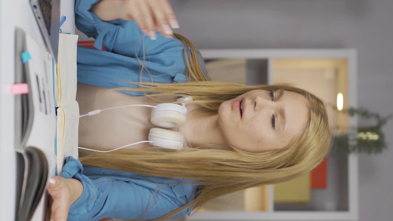 좋은 아이디어를 찾은 행복한 여성 학생의 수직 비디오.