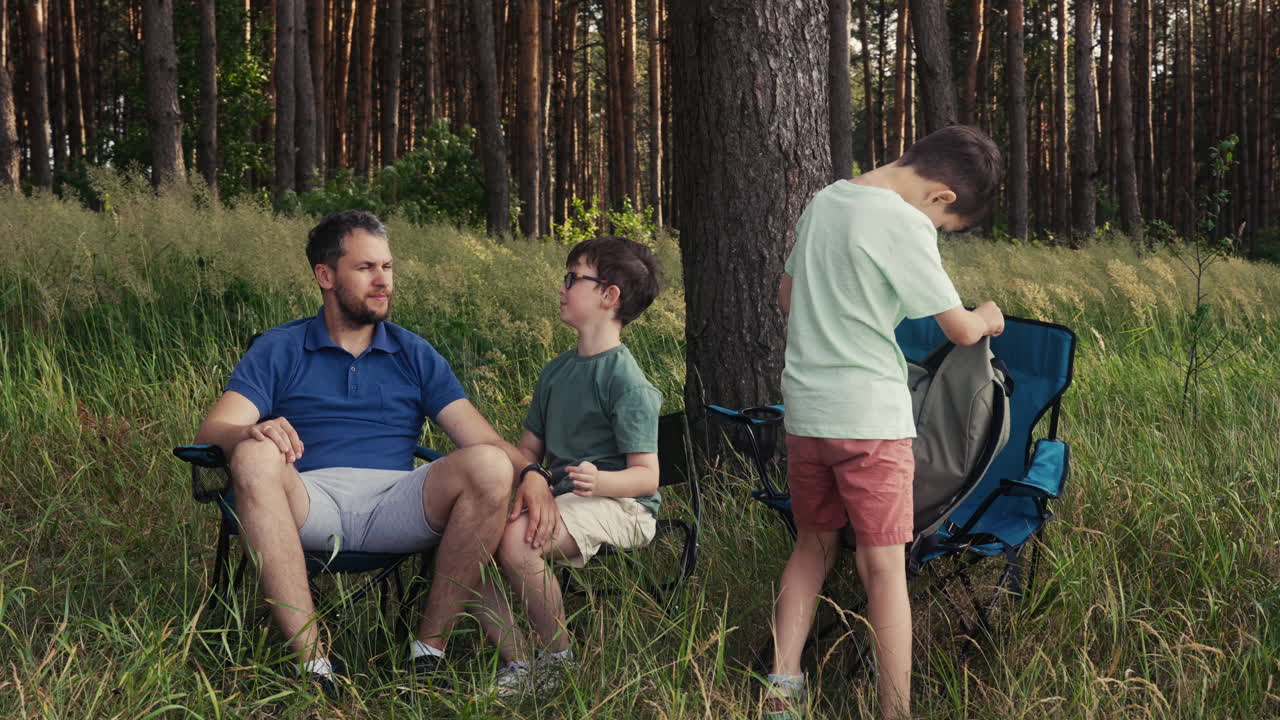 가족 캠핑과 의자에 앉아