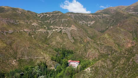 Hotel-Rural-Aislado-En-Valle-Natural-Para-La-Desconexión