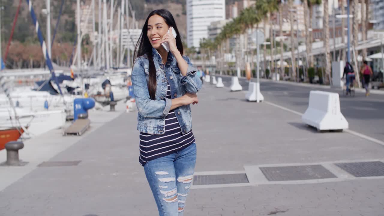 mujer joven hablando por teléfono en la calle