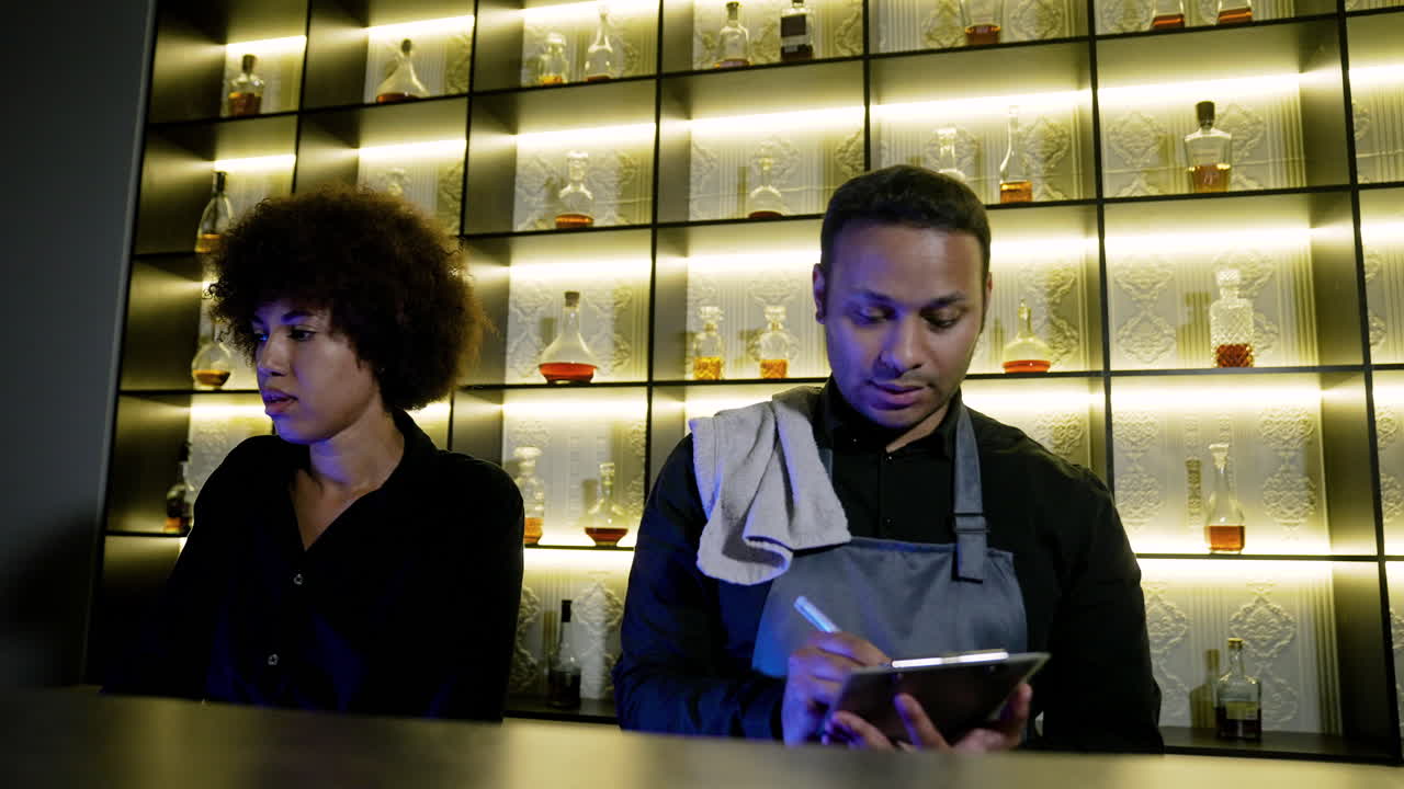 술집에서 일하는 바텐더