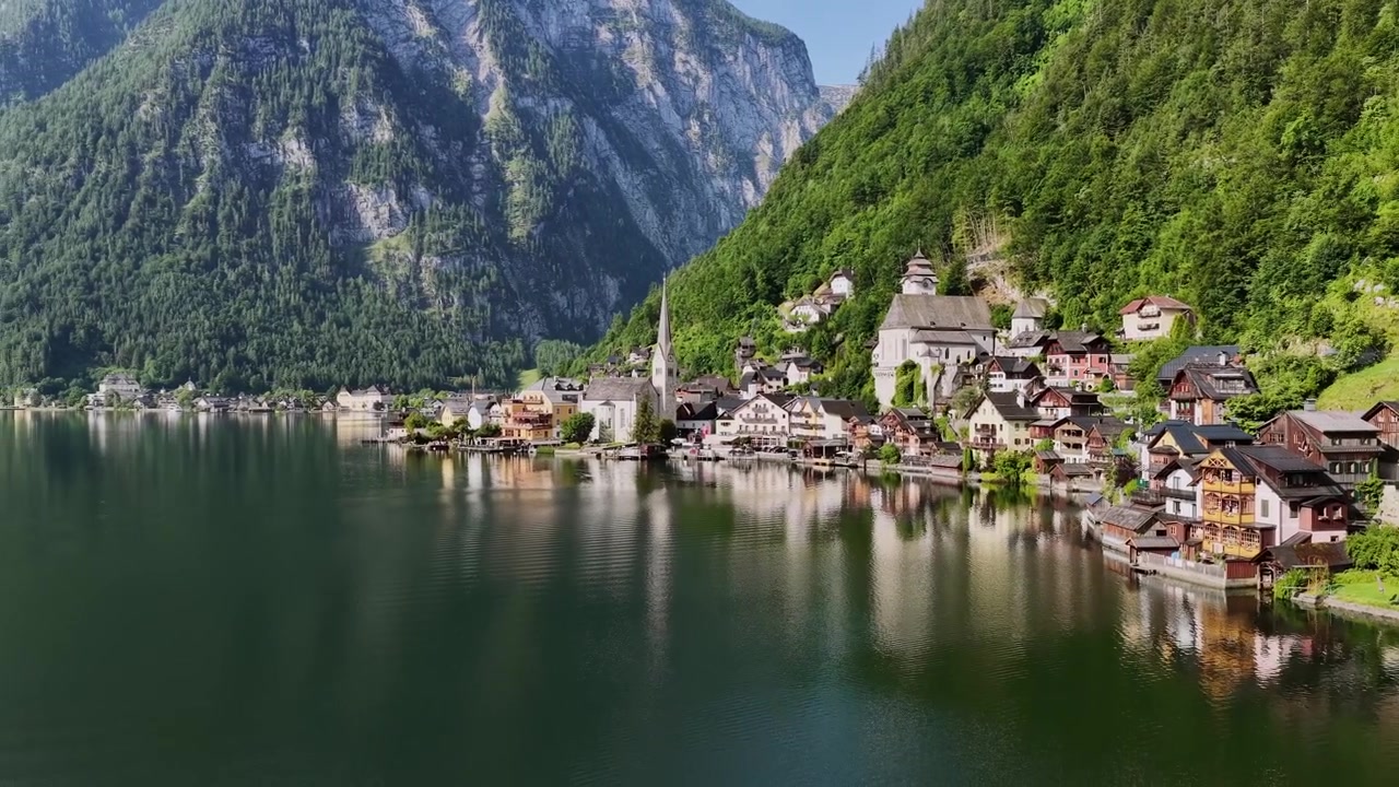 Ilmakuva Hallstattista Itävallassa auringonlaskun aikaan 2026