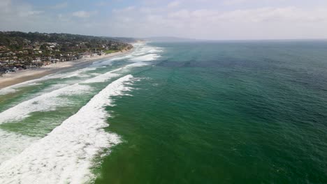 Flug-über-Das-Blaue-Wasser-Des-Pazifischen-Ozeans-In-Del-Mar,-San-Diego,-Kalifornien,-USA