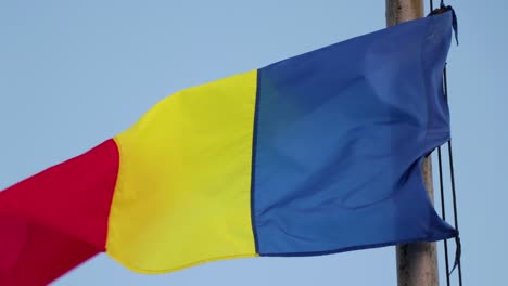 Rumänische-Flagge-Weht-Im-Wind