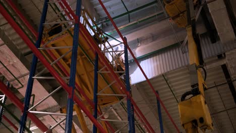 gran y moderno almacén en construcción, con estanterías metálicas y otros equipos industriales.